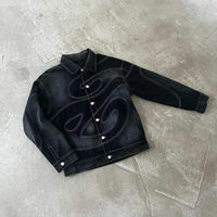 Ensemble deux pièces en denim délavé vintage pour homme, veste à imprimé abstrait et jean ample, tenue décontractée streetwear style motard