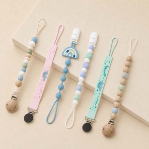 Cadena de chupete de silicona personalizada con cuentas, dije de fresa, mordedor de madera mixta, soporte para chupete, grado alimenticio, sin BPA, regalo para bebé - Product Image 1
