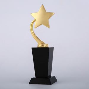 Trofei in Metallo Personalizzabili a Forma di Stella Dorata con Base in Legno, Premi per Assicurazioni - Product Image 6