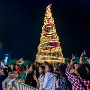 2021 Fandiluo Nuovo disegno Su Misura unici giant LED illuminato albero Di Natale per le decorazioni esterne di natale