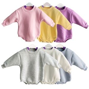 Ensemble bébé pour l'automne et l'hiver : Combinaison chaude à manches longues avec ensemble de grenouillère en peluche pour le confort et la chaleur - Product Image 1
