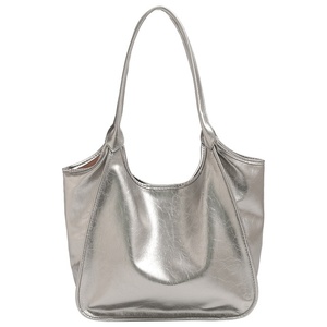 Sac à bandoulière de luxe pour femme, grande capacité, étanche, avec fermeture éclair, idéal pour les loisirs, les voyages quotidiens et les trajets, par un créateur de mode de haute qualité - Product Image 1