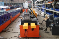 Machine de fabrication de volets roulants métalliques à prix d'usine / Machine de formage de rouleaux de lattes en acier pour cadres de portes à volets roulants
