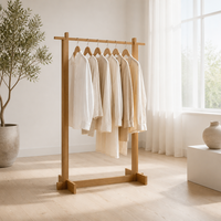 Porte-vêtements mural moderne en chêne à double tringle, poteaux carrés en bois massif, tringles en acier inoxydable doré, taille personnalisable