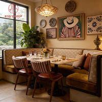 Vintage Mediterranes Hotel Café Coffeeshop Restaurant Gebogenes Stoff-Sofa mit Rautenmuster Rückenlehne Lederkissen Stuhl