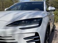 BYD SONG PLUS DMI 2025 d'occasion, Édition Honor 112 km, 5 portes, 5 places, autonomie 1450 km, SUV PHEV, gris sur beige