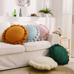 Coussin décoratif en acrylique tricoté à texture tournesol avec 21 adorables boules de poils rondes lavables - Product Image 5