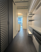 Dressing sur mesure minimaliste avec îlot de rangement intégré et tiroirs à fermeture douce pour toute la maison