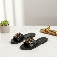 Sandales plates de plage printemps-été avec décorations métalliques chic, design élégant à enfiler, semelle en caoutchouc pour femmes, chaussures décontractées pour la marche en extérieur