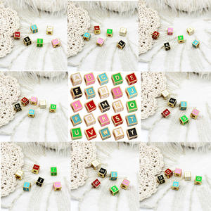 Cuentas de cubo de alfabeto coloridas | Encantos iniciales de acero inoxidable chapados en oro PVD de 18 quilates para <span class=keywords><strong>la</strong></span> fabricación de joyas DIY | Impermeable y duradero - Product Image 4