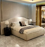 Italienisches Luxus-Doppelbett aus Echtleder mit Breitem Plissee-Design und Eichenholzrahmen