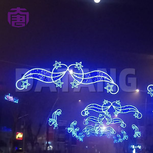 การติดตั้งไฟประดับคริสต์มาสแบบครอสสตรีทพร้อมลวดลาย LED รูปทรงประติมากรรมสำหรับบรรยากาศวันหยุดยุคใหม่ - Product Image 3