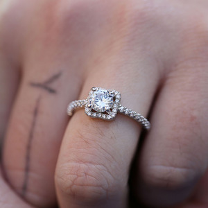Anello Quadrato con Accenti per Donne, Accessorio da Dito Creativo e Minimalista, Regalo per Feste alla Moda - Product Image 4