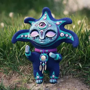 Outdoor Statues of Alien Creature Garden Statues Resin Decoration Incredible Creature Toys