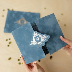 Invitación <span class=keywords><strong>de</strong></span> Boda <span class=keywords><strong>de</strong></span> Lujo en Acrílico y Terciopelo Azul Polvoriento, Estilo Folio <span class=keywords><strong>de</strong></span> Tapa Dura y Triple Pliegue para una Romántica Celebración <span class=keywords><strong>de</strong></span> Noche <span class=keywords><strong>de</strong></span> Verano - Product Image 4