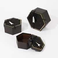 Boîte cadeau rigide personnalisée en matériaux recyclés avec laminage mat et carton gaufré pour l'emballage de portefeuilles et de parfums