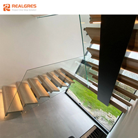 Escaliers flottants pour maison moderne Décoration d'escalier Design de bandes de roulement en bois Fixation avec garde-corps en verre pour maisons