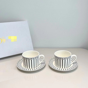 طقم فناجين قهوة وصحون من البورسلين العظمي بأربع قطع بتصميم خطوط بسيطة - فنجانان وطبقان - طقم شاي العصر كهدية - Product Image 5