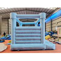 Château gonflable de mariage romantique bleu pâle de la marque KARRY, 13x13 pieds, capacité de 300 kg pour 8 à 10 passagers, idéal pour les fêtes et les mariages.