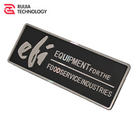 Plaque signalétique métallique personnalisée avec technique de moulage, impression typographique à découpe diamant, autocollante pour mobilier haut de gamme