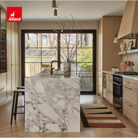 Armoire de cuisine sur mesure Alland en chêne blanc naturel, coupe fendue, à cadre fin, avec système de porte escamotable à design Shaker sans cadre