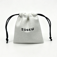 Pochette d'emballage pour bijoux en cuir PU noir avec logo 3D personnalisé, cordon de serrage en ruban personnalisé, sac cadeau pour bracelet
