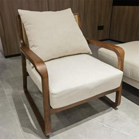 Fauteuil d'appoint moderne en bois massif avec cadre artisanal en cannage et assise rembourrée pour chambre et salon
