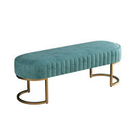 Banc ottoman ovale contemporain en velours rose capitonné avec pieds en métal doré pour tabouret