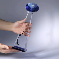 Trophée en cristal vierge logo personnalisé gravé forme de diamant trophée de récompense en cristal cadeaux d'entreprise Souvenir