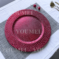 13 pouces vente en gros fête Banquet galets ronds mosaïque plastique gaufré rouge Table mariage chargeur assiettes pour dîner réception