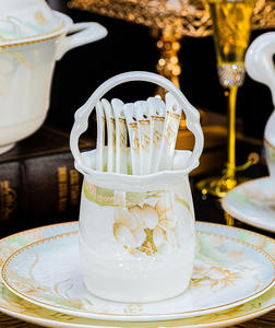 طقم أدوات مائدة سيراميك مكون من 56 قطعة بتصميم زهرة اللوتس للاحتفال بعيد الميلاد، متوافق مع الميكروويف، طقم فاخر من الخزف الصيني لـ 10 أشخاص للطعام - Product Image 5