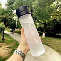 Bouteille d'eau de sport en vrac 600ml 800ml bouteille d'eau en plastique de grande capacité givrée avec couvercle avec corde vente en gros