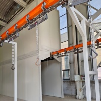 Ligne de peinture en poudre semi-automatique avec cabine et four de cuisson sur rail suspendu pour la finition des surfaces de panneaux métalliques