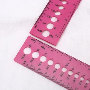 Regla de costura de plástico rosa de doble escala, herramienta auxiliar de tejer con medición de aguja para ropa de sastrería DIY - Product Image 3