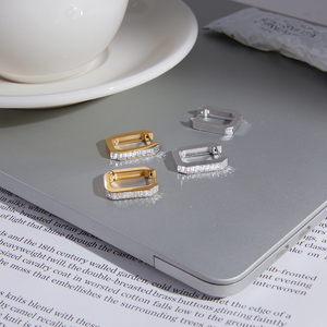 Boucles d'oreilles créoles classiques en forme de U J&D Jewelry en acier inoxydable avec sertissage canal et zircone cubique baguette pour femme - Product Image 5