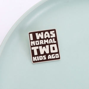 I Was Normal Two Kids Ago Pin esmaltado clásico Retro interesante broche solapa mochila insignia joyería regalo para niños y amigos - Product Image 1