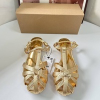 Sandales plates dorées métallisées à nœuds et lanières multiples fines pour femme, avec bride de cheville à boucle, idéales pour l'été, la plage et les soirées habillées