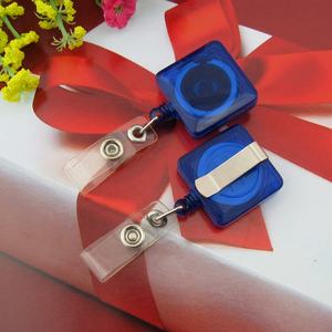 Porte-badge rétractable en plastique de forme carrée personnalisé en gros - Product Image 1