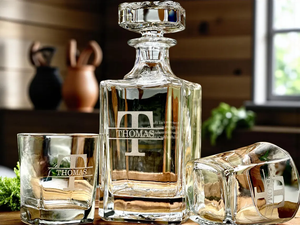 Set Dekanter Bourbon Kosong Gudang USA dengan 2 Gelas Set Gelas Wiski dengan Dekanter Persegi 25oz dan Kotak Hadiah Kayu - Product Image 5