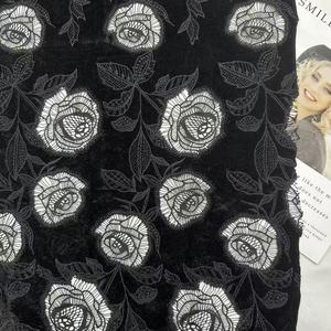 Tela de Encaje de Terciopelo con Diseño de Rosas Caladas, Tela Bordada Ecológica de Lujo <span class=keywords><strong>para</strong></span> Vestidos de Fiesta, Venta al por Mayor - Product Image 4