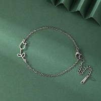 Gelang Hadiah Unisex Liontin Bunga Minimalis Bergaya dari Baja Tahan Karat dengan Desain Berongga yang Cocok untuk Semua Gaya.