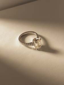 Bague de fiançailles et de mariage pour femme en or jaune, or blanc, or rose, sertie d'un émeraude taille brillant et d'un diamant de laboratoire - Product Image 4