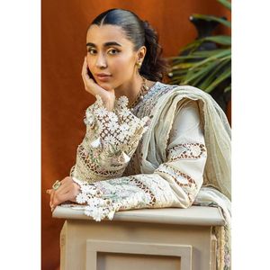 Nouveaux costumes pakistanais pour femmes en tissu cambric de couleur personnalisée, semi-couturés, avec un travail de broderie très lourd. - Product Image 3