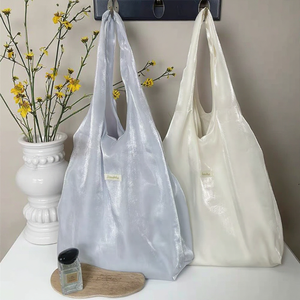 Sac fourre-tout en organza pour femme avec logo tissé personnalisé, couche extérieure scintillante en organza et poche intérieure - Product Image 1