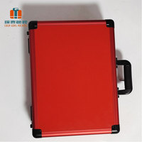 Valise carrée antichoc en alliage d'aluminium rouge CG, personnalisée OEM/ODM, par l'usine d'emballage Chen Gong – Étui de présentation rapide pour échantillons