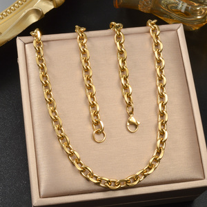 Colliers personnalisés élégants, brillants, plats, entrelacés, robustes, en acier inoxydable plaqué or 18 carats, pour femmes, pour cérémonies, occasions décontractées et fêtes, durables. - Product Image 4