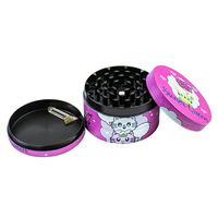 Broyeur d'herbes mignon Kit de broyeur de tabac à épices sèches Machine Vente en gros Broyeur d'herbes manuel en métal rose avec logo personnalisé