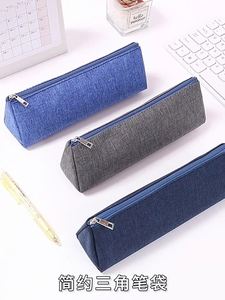 Étui à crayons triangulaire personnalisé imprimé avec fermeture éclair longue et doublure en polyester à motif de dessin animé - Product Image 3
