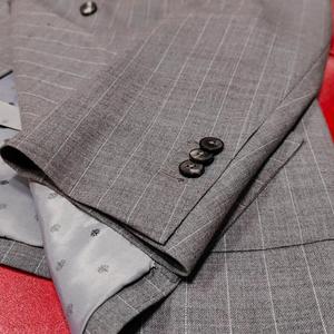 <span class=keywords><strong>Abito</strong></span> da Lavoro in Lana Grigio Chiaro a Righe Personalizzato, Monopetto/Doppio Petto, Su Misura Italiano, Mezza Tela Traspirante, ODM, Produzione in Serie, Personalizzabile - Product Image 5