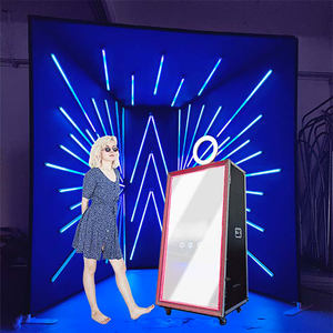 บูธถ่ายรูปกระจกวิเศษสีขาวพร้อมหน้าจอ 32 นิ้ว ชิ้นส่วนถอดประกอบได้ กล้องที่ใช้ร่วมกันได้ พิมพ์ภาพทันที สำหรับงานปาร์ตี้ - Product Image 1